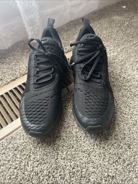 Black Nike 270 size 6Y/womens 7